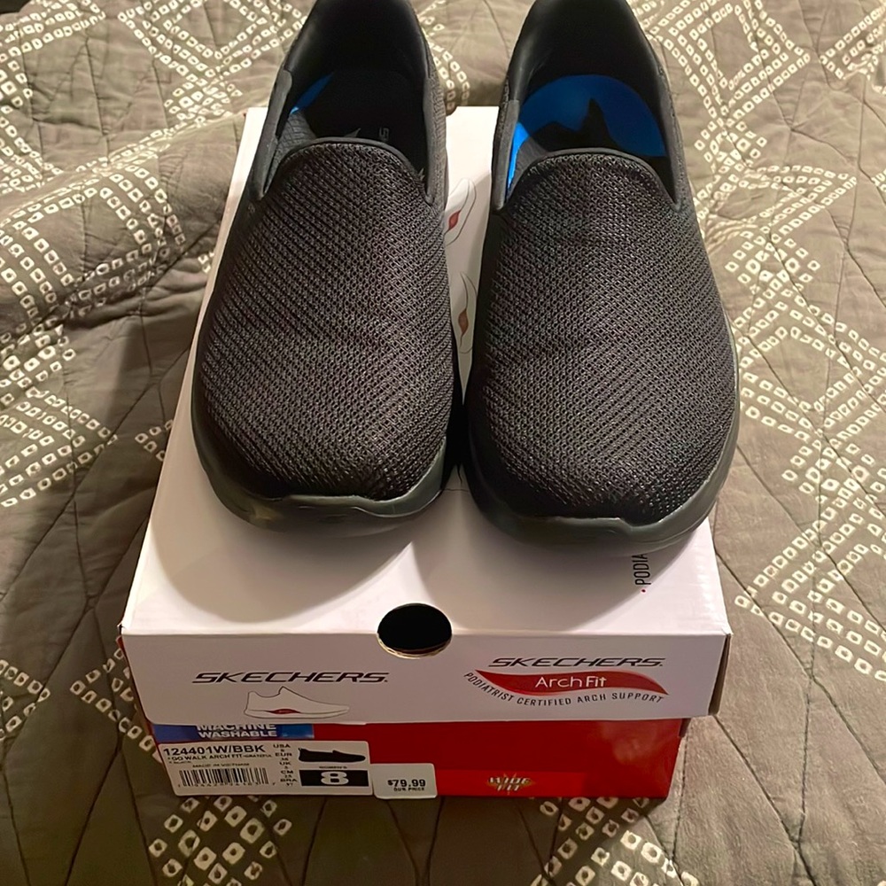 Skechers size 8 wide arch fit shoes